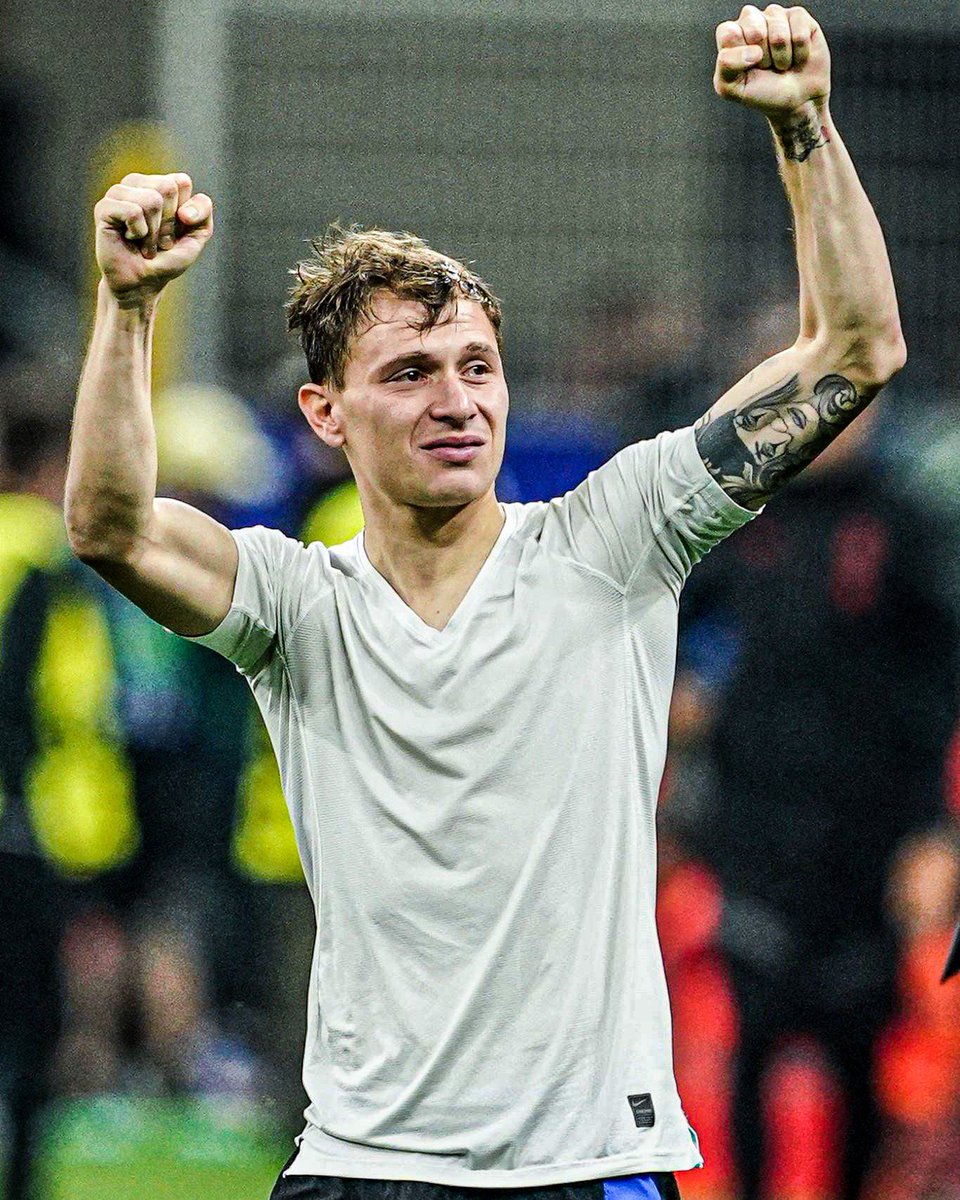 SoloEsclusivInt's tweet photo. La commozione di Nicolò! 🥹⚫️🔵

TI AMO BARE, QUANTO SEI FORTE! 

UNO DI NOI! 🖤💙

📸: @inter https://t.co/8020CsebOe
