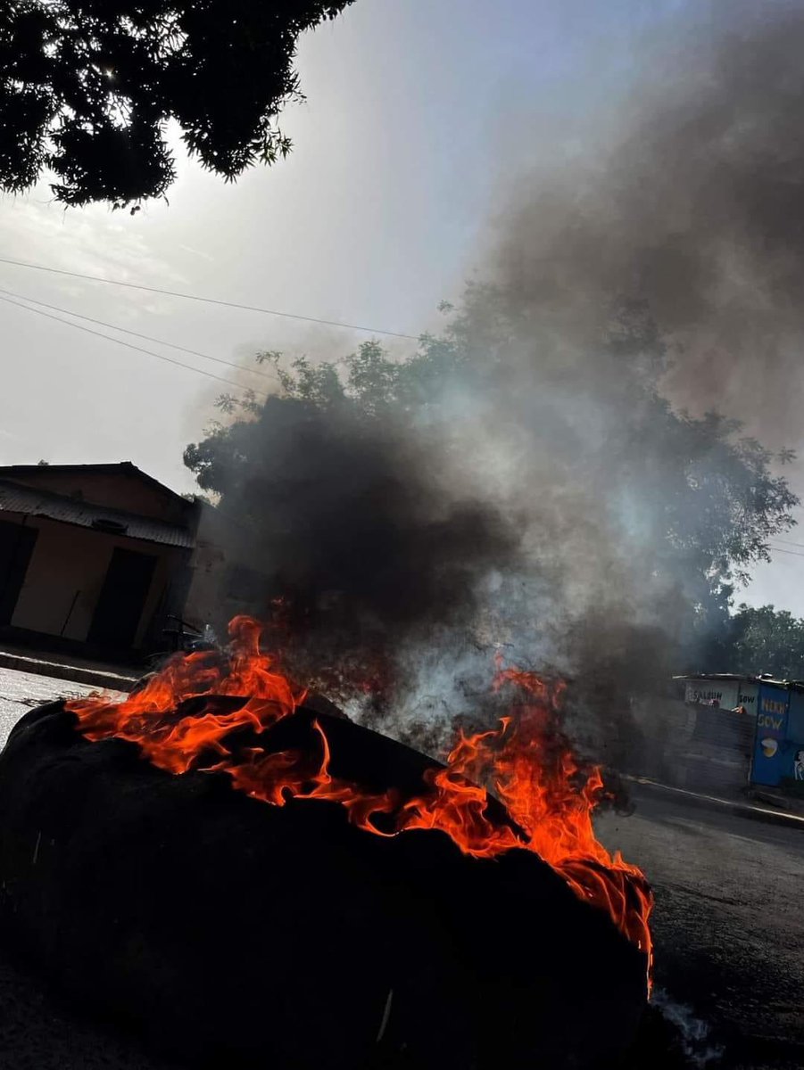 ibou_001's tweet photo. 📌🚨#Ziguinchor Comment l'assaut de la police s'est passé ?

Les policiers sont montés dans une ambulance ( oui ambulance ) et ont fait le tour. Des jeunes leur ont ouvert les barrières de l'autre voix. Arrivé à hauteur de l'entrée du quartier, ils sont subitement sortis et ont commencé à torpiller les jeunes pris par surprise.  
N'eusse été une forte résistance jusqu'à l'arrivée d'autres jeunes en renfort, ils auraient pu dégager tout le quartier jusqu'au domicile du PROS.
Ils ont été repoussés très loin heureusement.

Utiliser cette ruse ( une ambulance ) est un précédent dangereux.
Comment les jeunes se comporteront quand ils verront à nouveau une ambulance ? Je ne sais pas mais vous savez déjà quelle en sera la cause.
Ça suffit! Avant que l'irréparable ne se produise ! 
Ziguinchor brûle et c'est de l'eau qui l'éteindra, pas le feu !

(Bentl)