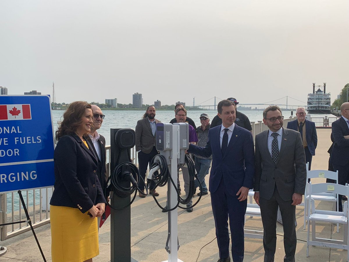 OmarAlghabra's tweet photo. Le 1er corridor pour l’approvisionnement en carburants de remplacement situé entre la ville de Québec et Kalamazoo au Michigan est muni d'infrastructures de recharge disponibles à tous les 80 km pour les véhicules zéro emission! @SecretaryPete
https://t.co/jus6fc4dCv https://t.co/RgDuDCTLQB
