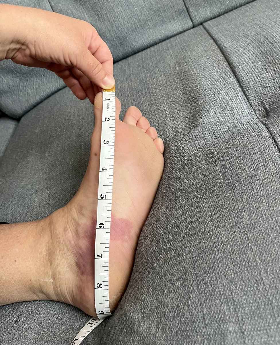 Tatianafeet1's tweet photo. For those who wanted to know my show size, I measured my feet for you.  I’m happy to accommodate special requests 💋👣
#shoesize #feetsize #sole #toes #feetqueen #feetseller https://t.co/YjSB54ZFkd