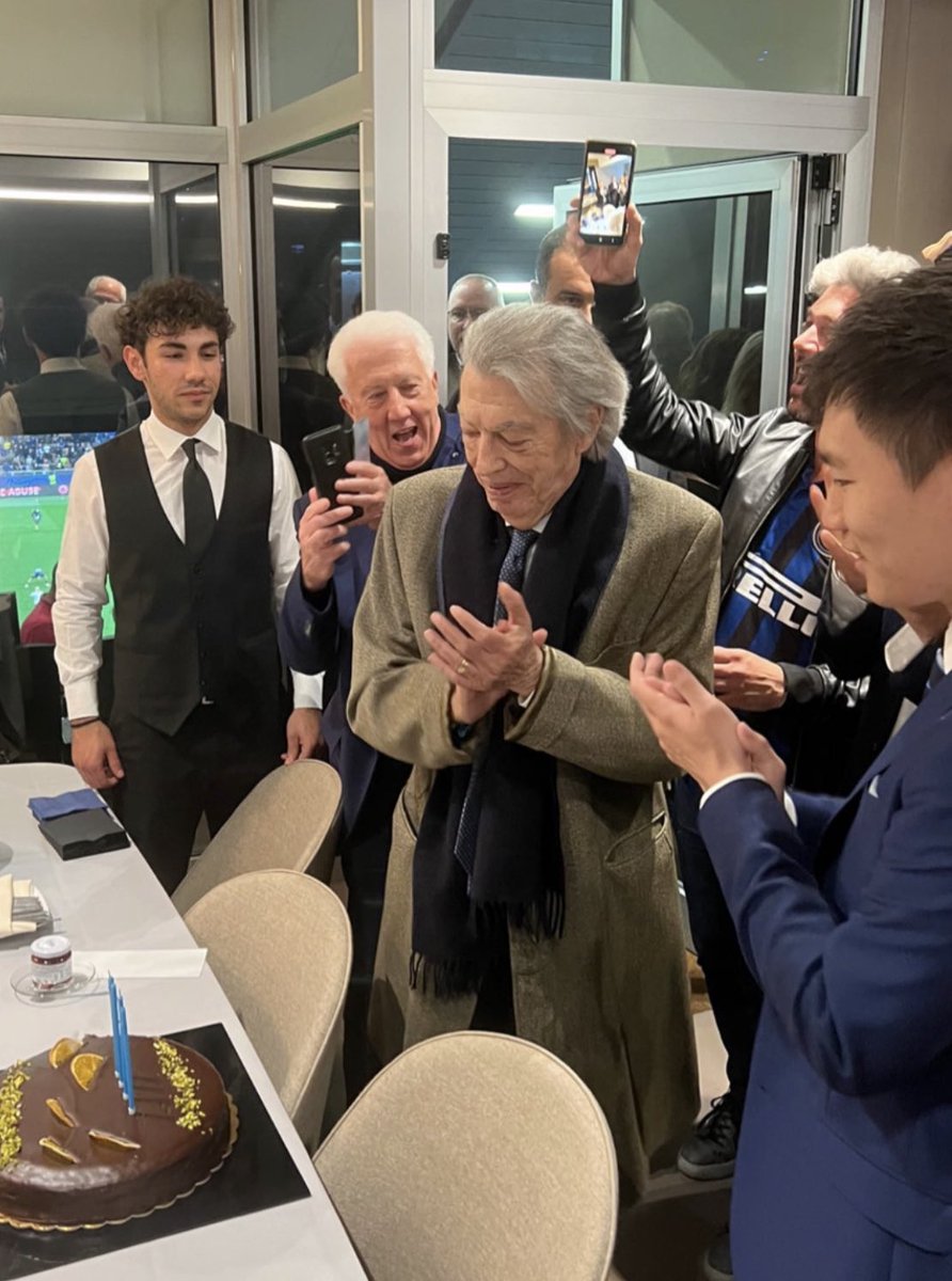90ordnasselA's tweet photo. Tutti a festeggiare il compleanno di Massimo Moratti.
Anche Steven Zhang ⚫️🔵 https://t.co/g498oFQlB7