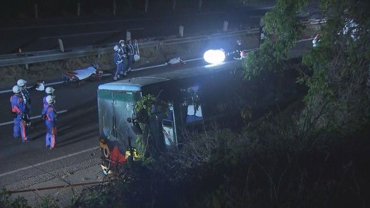 tarooooccaas2's tweet photo. バスにトラックが追突 3人死亡 https://t.co/E6cYZq9ANp https://t.co/kqCFt3JzOf