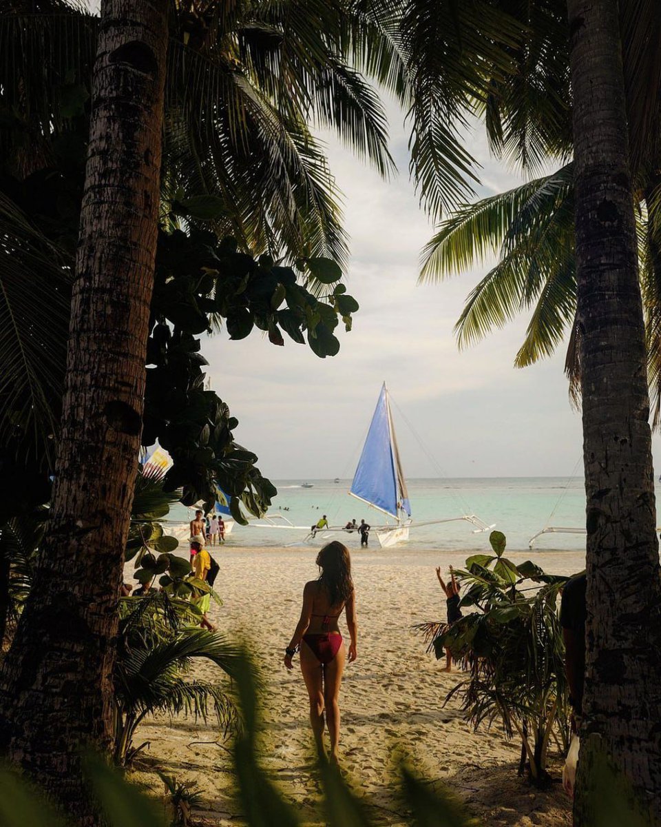 Put down your busy life, walk to the sea, let the sea breeze blow, listen to the sound of waves lapping, let yourself relax and enjoy the good time.