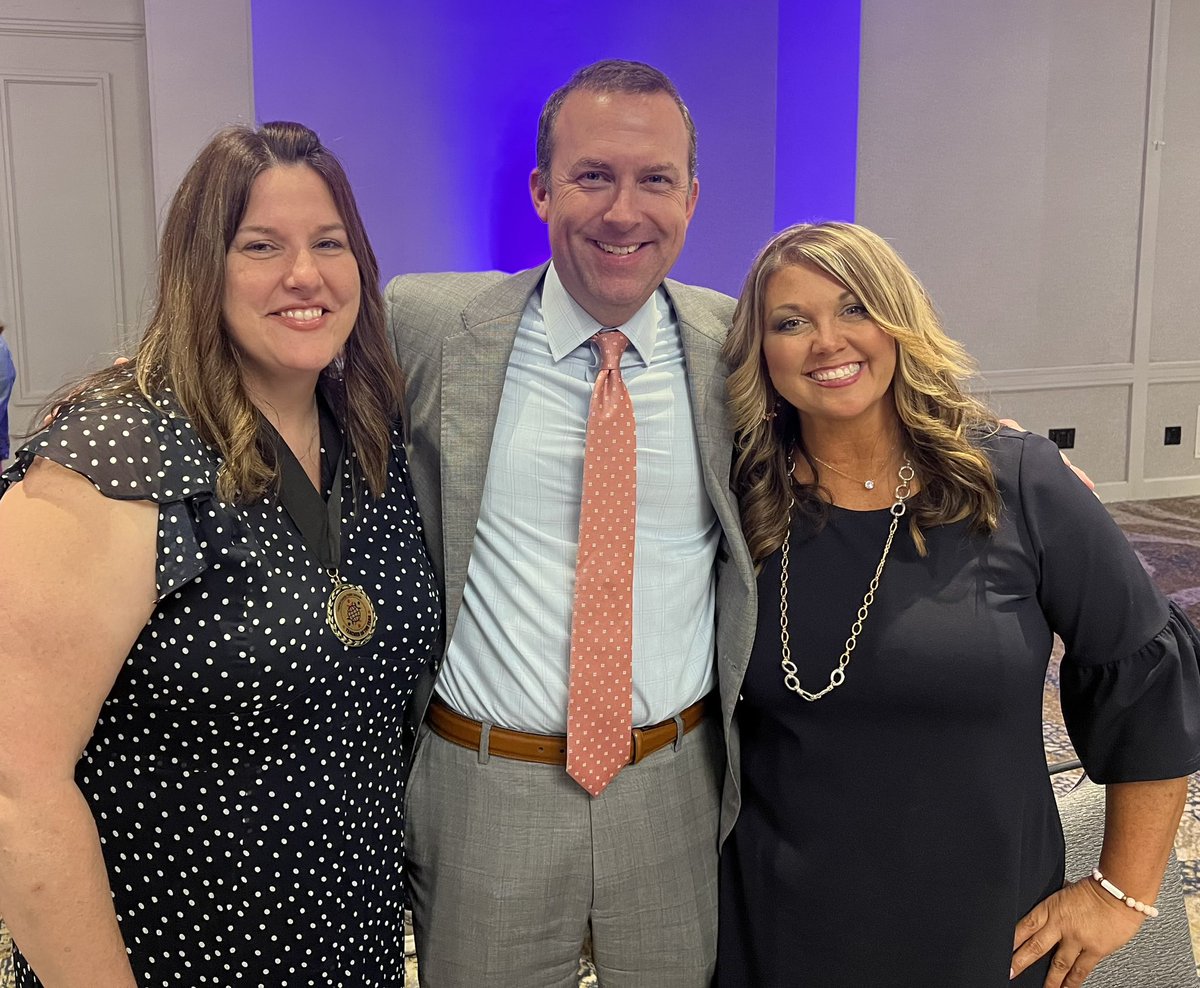 chief_officers's tweet photo. Bravo to all of those recognized as FCPS Teachers of the Year tonight! All of our staff @FCPSKY give so much everyday for our kids. #teamnotgroup #oneofseven https://t.co/mtElQEpA7j