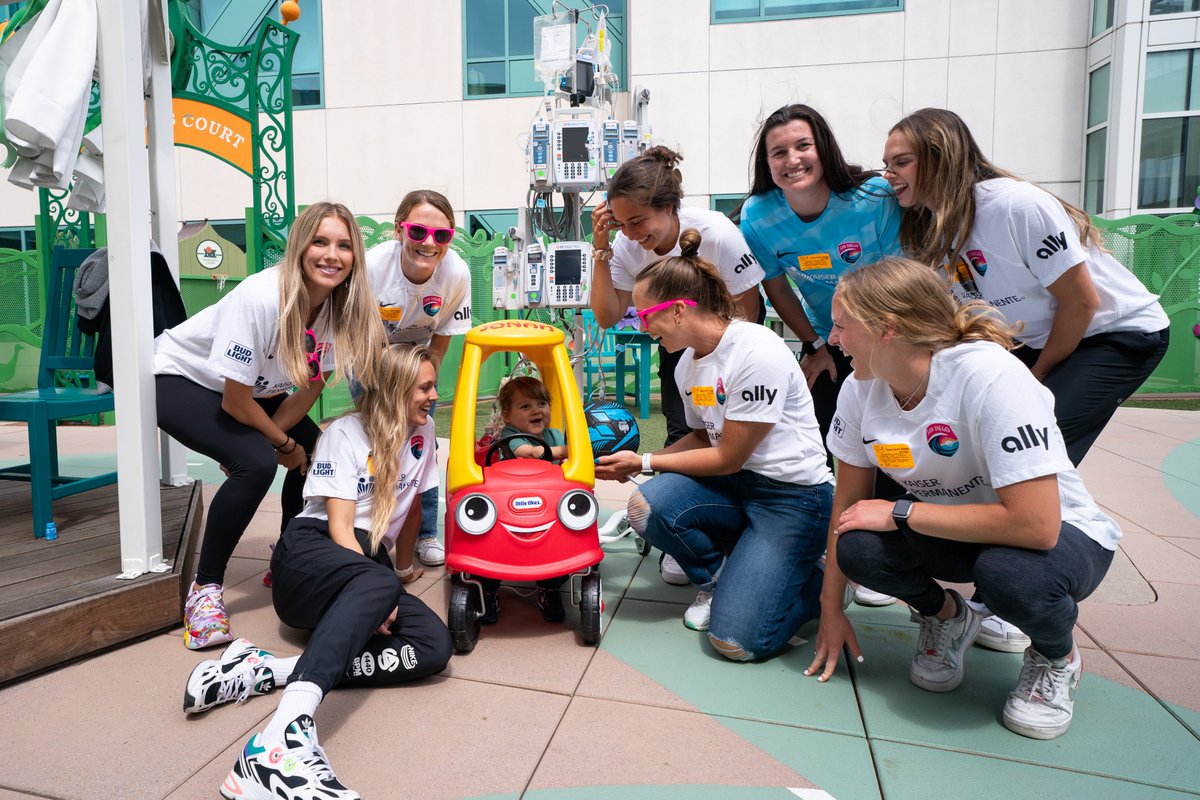 sandiegowavefc's tweet image. what this club is all about 💙

yesterday players paid a special visit to @radychildrens, the largest children's hospital on the west coast.

games were played, smiles were shared, and hearts were filled.