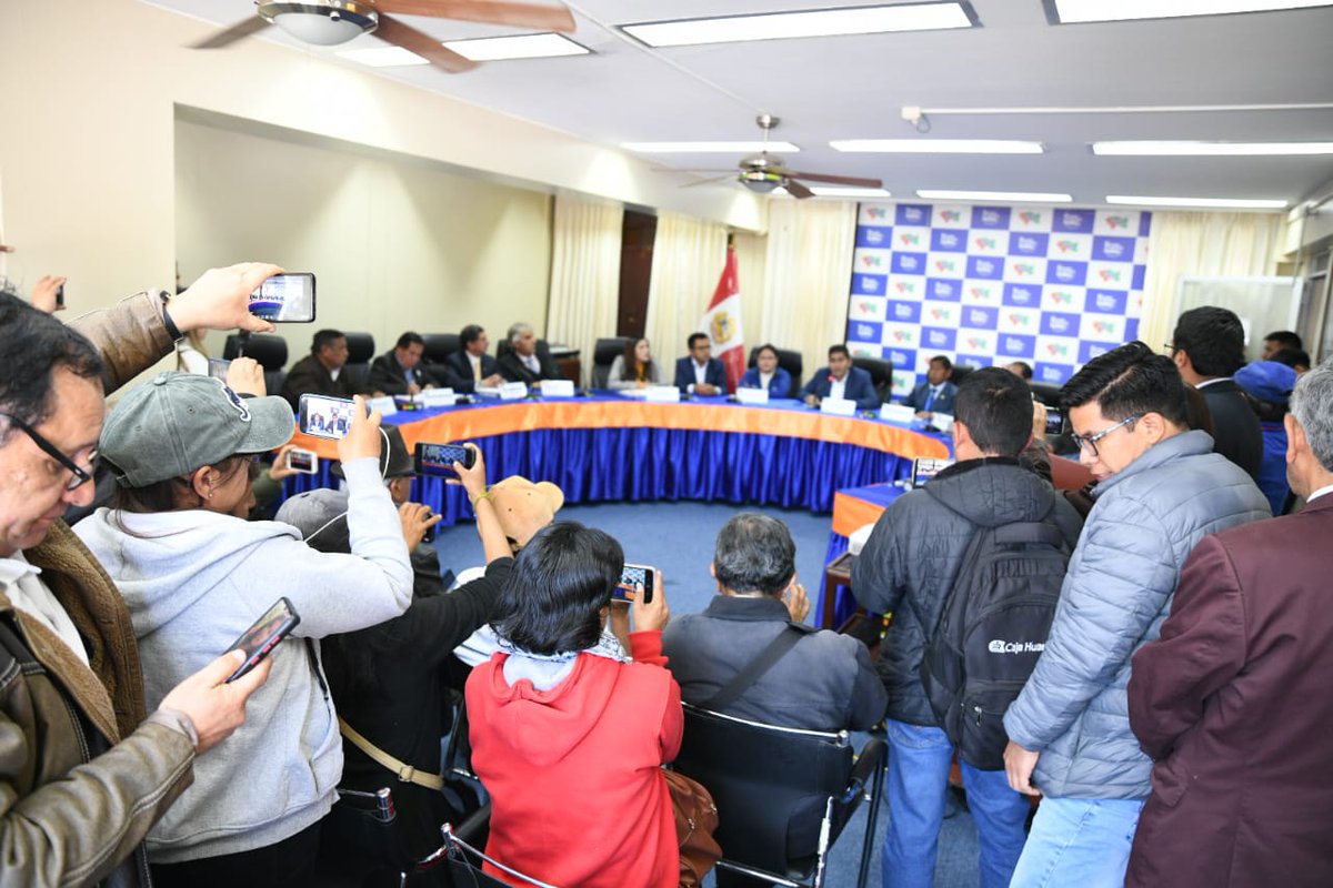 EENTAVIL's tweet photo. Mientras la prensa entretiene al país con ampays, Dina Boluarte y gobernar de manera remoto el país aquí en Huancayo se le pide que el gobernador de Junin tenga una posición clara y firme  sobre la carretera central Daniel Alcides Carrión. https://t.co/4mg59J1Tkb