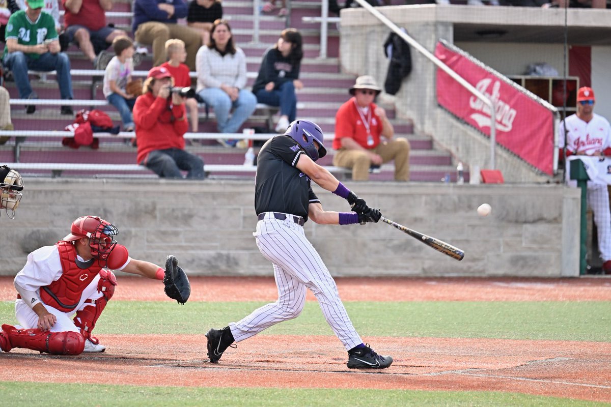 UEAthleticsBASE's tweet photo. 💣 SEE YA! 💣

@ericroberts1_ with a solo bomb to right field in the third to get one run back.

HR #18 on the year for Roberts - now tied for 3rd-best in a single-season at UE.

2-1 Hoosiers going bottom of 3

⚾ #ForTheAces x #GUAC 🥑 https://t.co/5YV96Z8XWy
