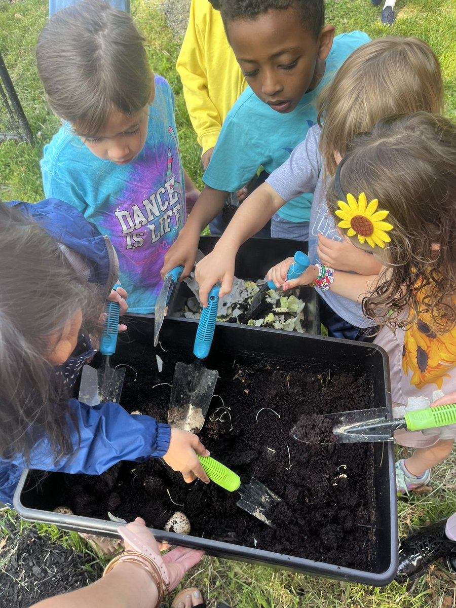 Today’s first and second grade Environmental Club kiddos had a double dose of fun! Gardening and art!
<a href="/Labik_Room202/">Mr. Labik</a> <a href="/ParksideES/">Parkside Elementary</a> #PennDelcoProud