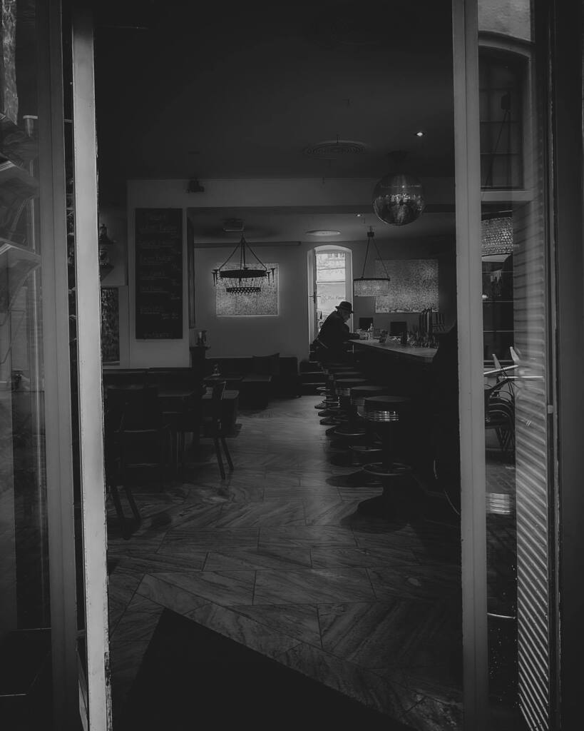 ift.tt/P4DB7wj Robando fotos, aquí encontré a un hombre tomando algo en un bar al que capture
|
#fotografiacasual #fotografiarobada #fotografiaenblancoynegro #fotografiaunderground #fotografiamovil #fotografiaconcelular #fondepix instagr.am/p/CsUhs0LoHOi/