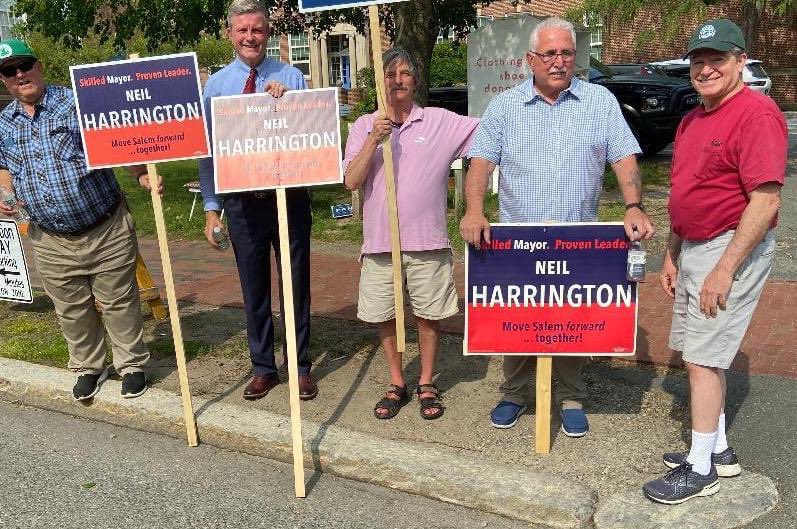 Harrington01970's tweet photo. Great weather for an election. Enjoyed stopping by Ward 5 to thank sign holders and greet voters. And hat's off to the McCabe crew who welcomed commuters home at the train station and reminded them to vote. 90 minutes left! Polls close at 8PM. https://t.co/gdaHDHZKKb