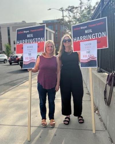 Harrington01970's tweet photo. Great weather for an election. Enjoyed stopping by Ward 5 to thank sign holders and greet voters. And hat's off to the McCabe crew who welcomed commuters home at the train station and reminded them to vote. 90 minutes left! Polls close at 8PM. https://t.co/gdaHDHZKKb