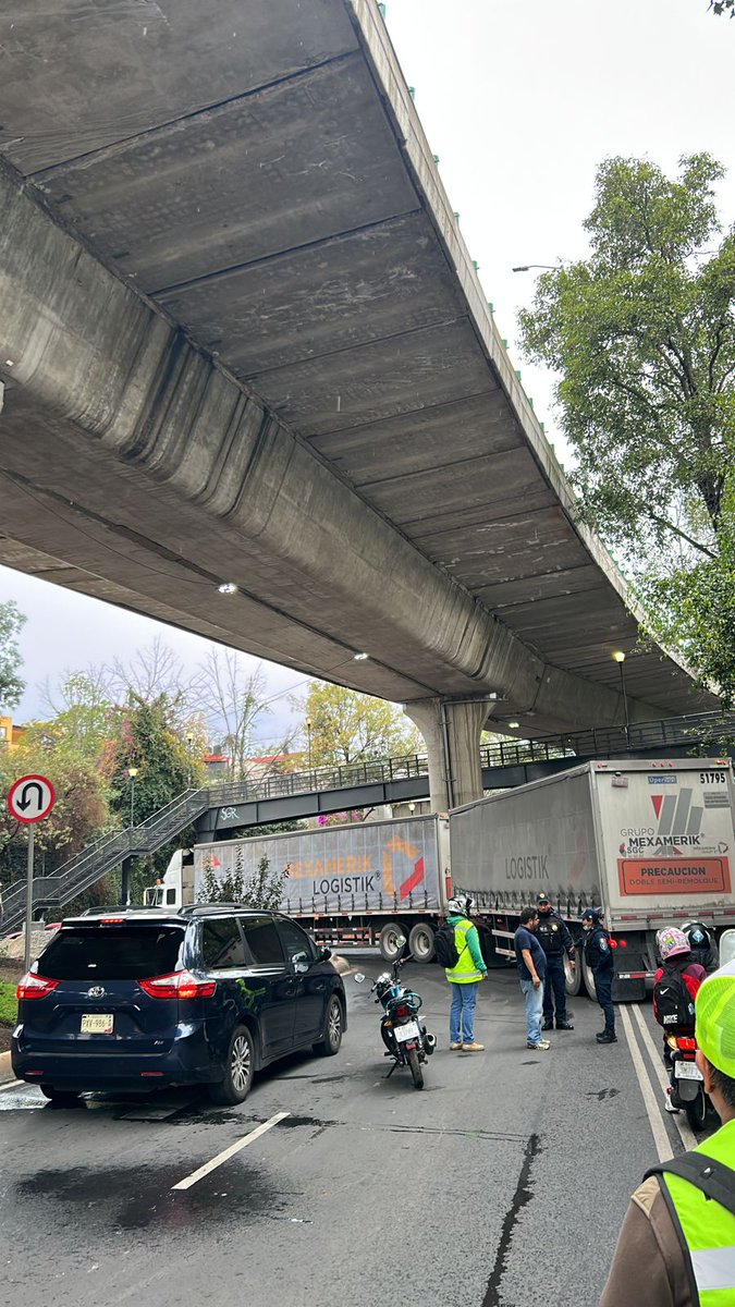 ALaMagdalenaC's tweet photo. ⚠️Evita la zona⚠️

Camión obstruyendo la circulación en Luis Cabrera, Pueblo de San Jerónimo Aculco Lídice.

🔄 Alternativa: Av. San Jeronimo https://t.co/ki4B2C3FIP