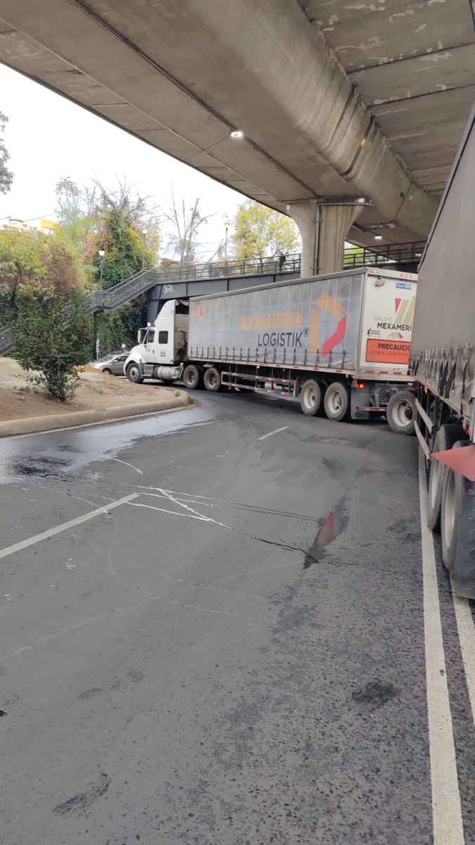 ALaMagdalenaC's tweet photo. ⚠️Evita la zona⚠️

Camión obstruyendo la circulación en Luis Cabrera, Pueblo de San Jerónimo Aculco Lídice.

🔄 Alternativa: Av. San Jeronimo https://t.co/ki4B2C3FIP