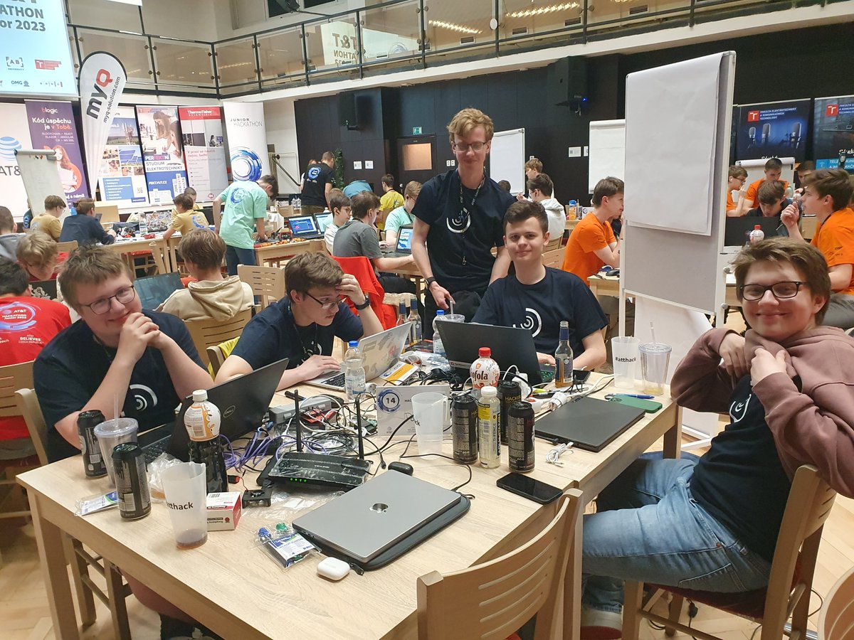 patekvpatek's tweet photo. 14 hodin za námi a stále plni energie háčkujeme!
#atthack https://t.co/zq4qGoLohS