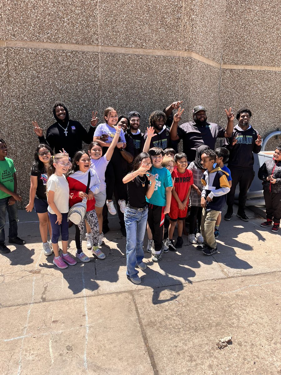 457DeLoach's tweet photo. Thanks to @swksStormFball for coming out and joining our Funday Dodgeball Tournament. Students and staff loved it! You are welcome anytime. https://t.co/4mI3TaBVG0