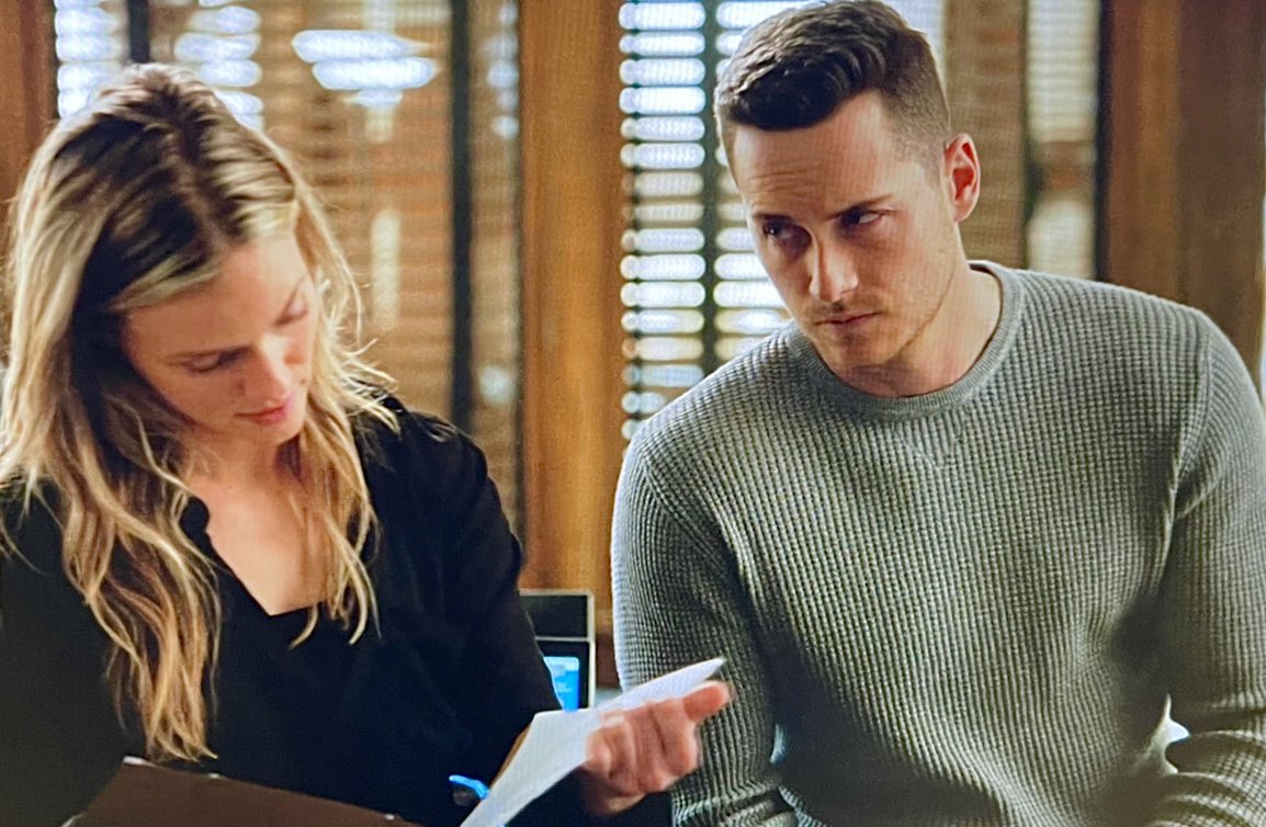 Catmom221's tweet photo. Taking Back Upstead CPD Rewatch
(because I won’t accept Season 10)
7x16
Intimate Violence
✨ ✨ ✨ ✨ ✨
-Upstead is a team again
-robbery to homicide
-domestic violence
-H’s past trauma
#weregoodtogether
#redroses🌹
#whataguy
#udidagoodthingjay
#Upsteadforever ❤️ https://t.co/vrZyOq1rRP