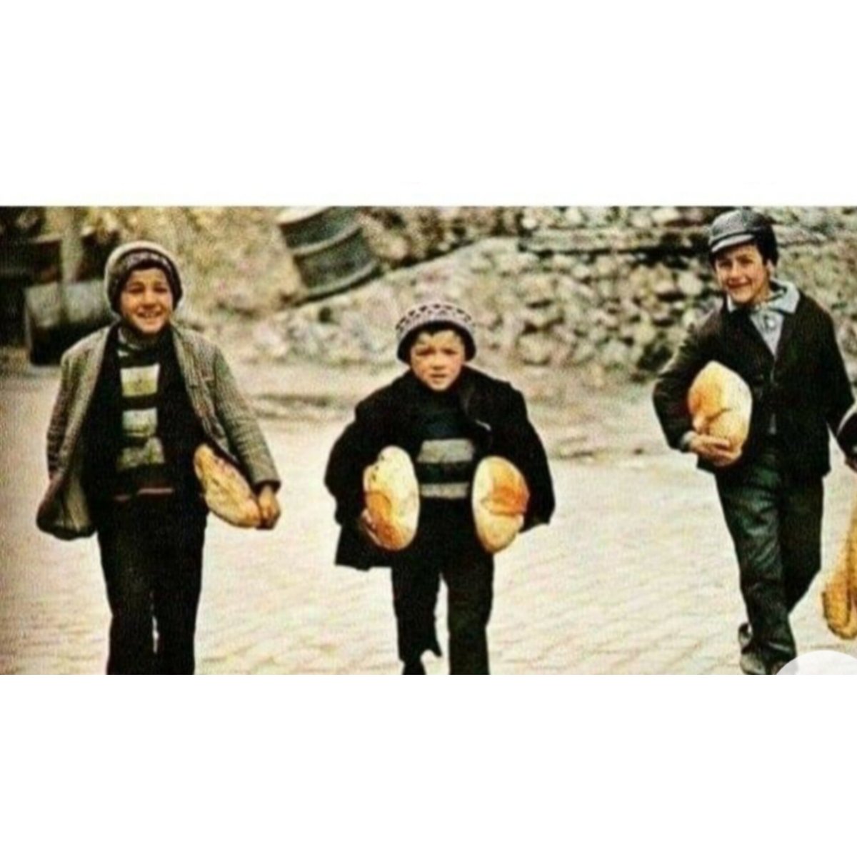 Bir ' de.
Bir Kavga Var ' ki.
Adı Yaşamak.
O Kavgadan Vaz Geçmeyin Çocuklar...