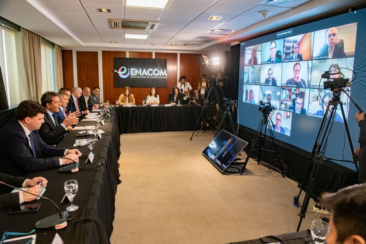 SergioMassa's tweet photo. Junto al presidente de @ENACOMArgentina @Ambrosinius y representantes de las principales empresas del sector tecnológico, presentamos WIFI 6, Por Una Argentina Con Hogares Más Y Mejor Conectados, que asigna una banda del espectro para el uso y desarrollo de la tecnología WIFI 6. https://t.co/Wo276HdiHG