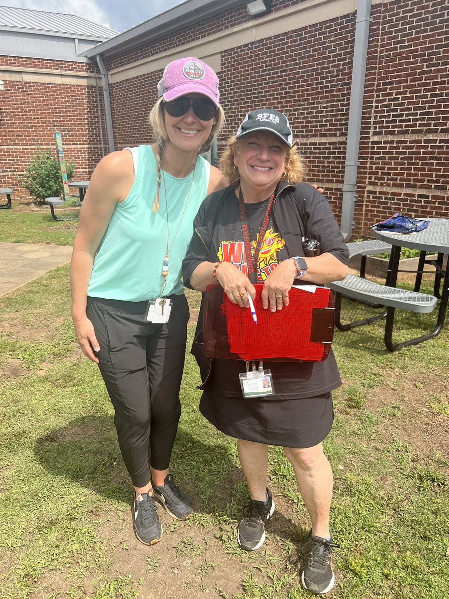 StefiWickers41's tweet photo. Field Day was amazing thanks to @BFES_PE Robin Dunn! The kids had such a great time and we had a huge parent turnout! https://t.co/YBwontjJ87