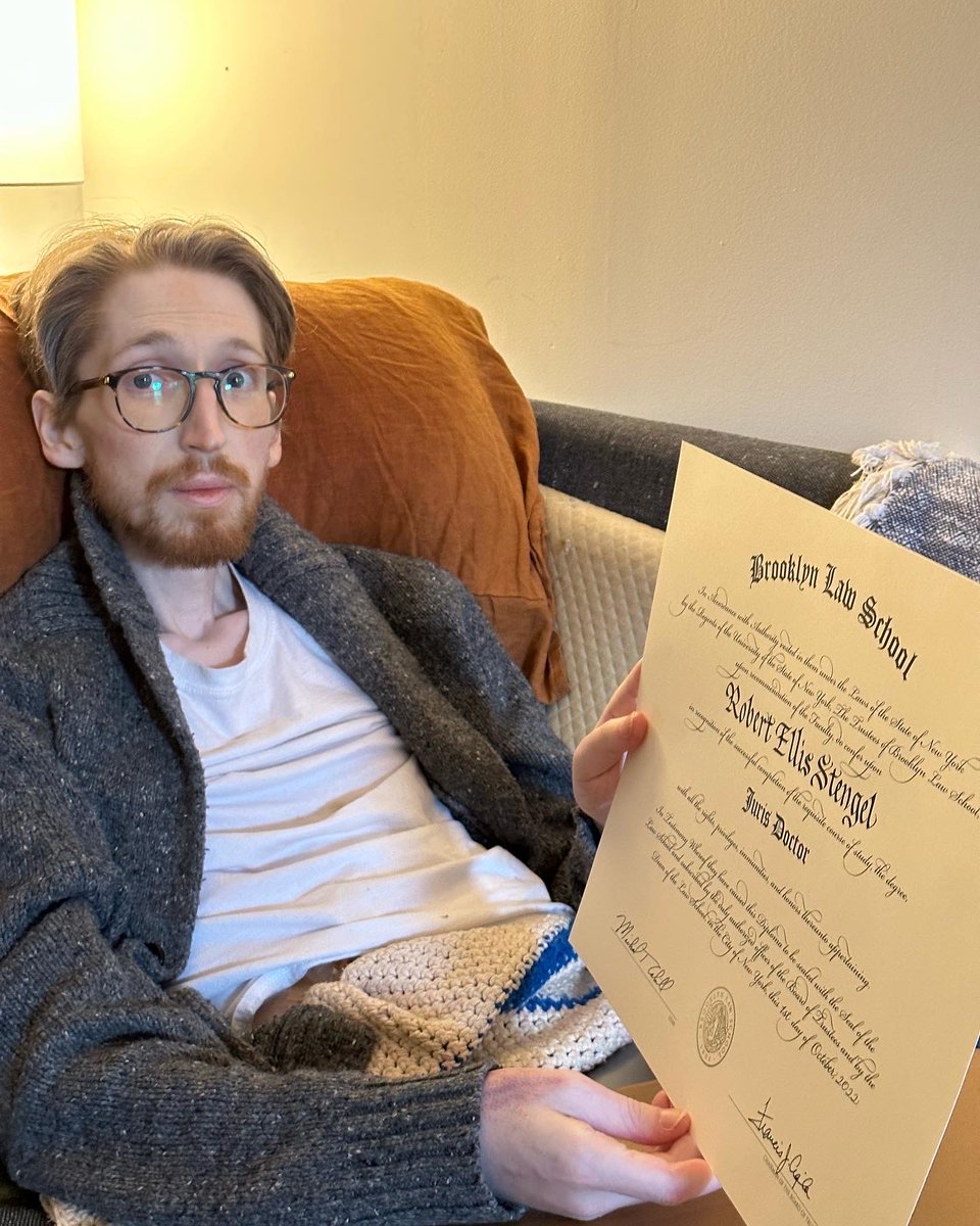 offbeatorbit's tweet photo. So sad Rob wasn’t here to walk across the stage at his law school graduation today, but I’m so proud of him and everything he accomplished ♥️🎓🤘🏾 https://t.co/qe0tv9rXjk https://t.co/3y9dENUyB8