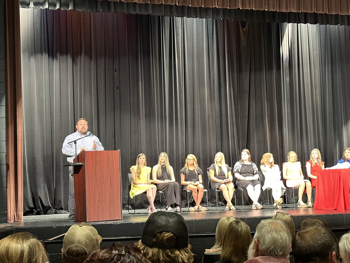 cbshaw22's tweet image. Representing @JEFCOCareerTech at the @OakGroveTigers White Coat Ceremony for Certified Patient Care Tech and Certified Pharmacy Tech students.