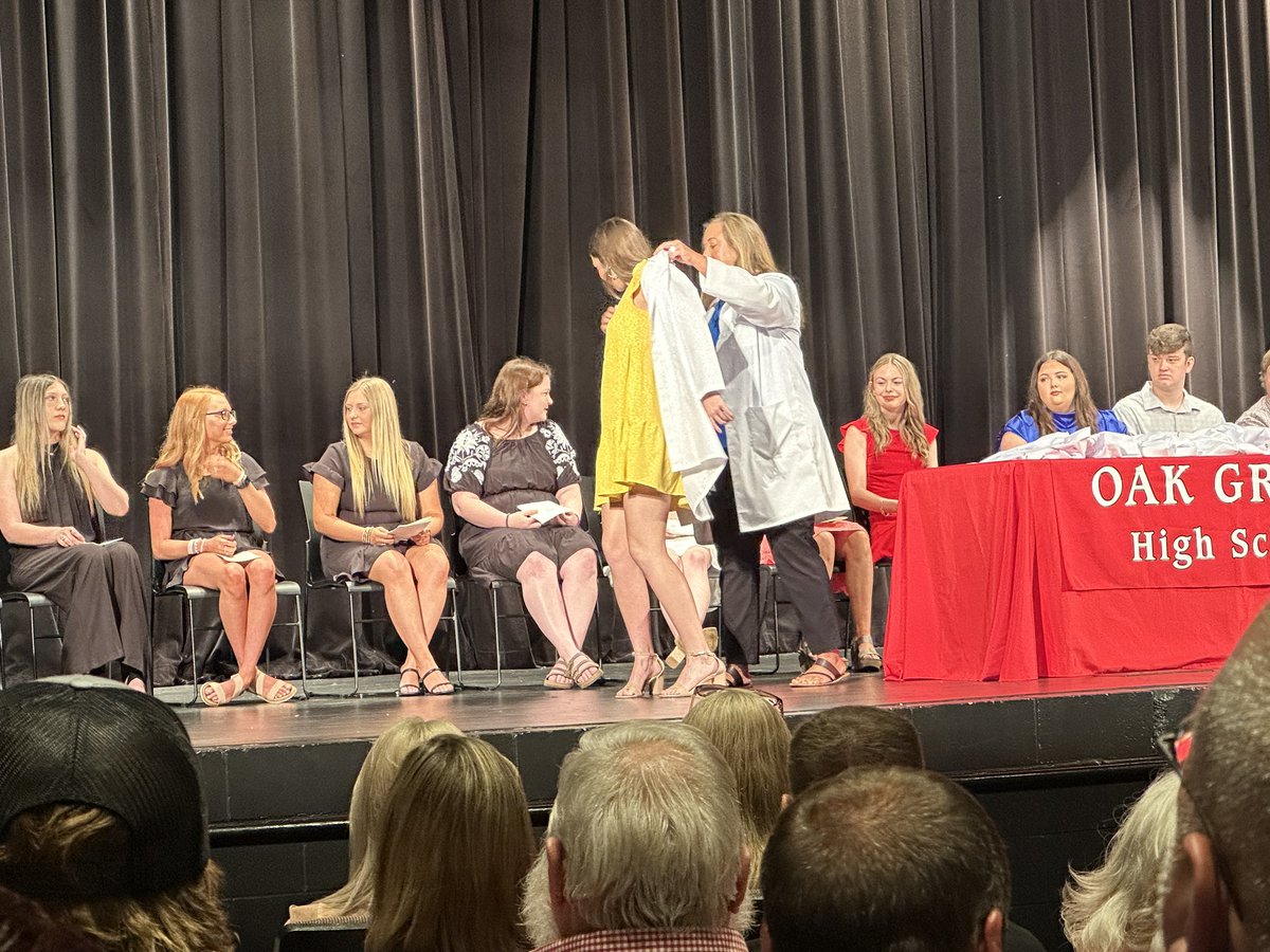 cbshaw22's tweet image. Representing @JEFCOCareerTech at the @OakGroveTigers White Coat Ceremony for Certified Patient Care Tech and Certified Pharmacy Tech students.
