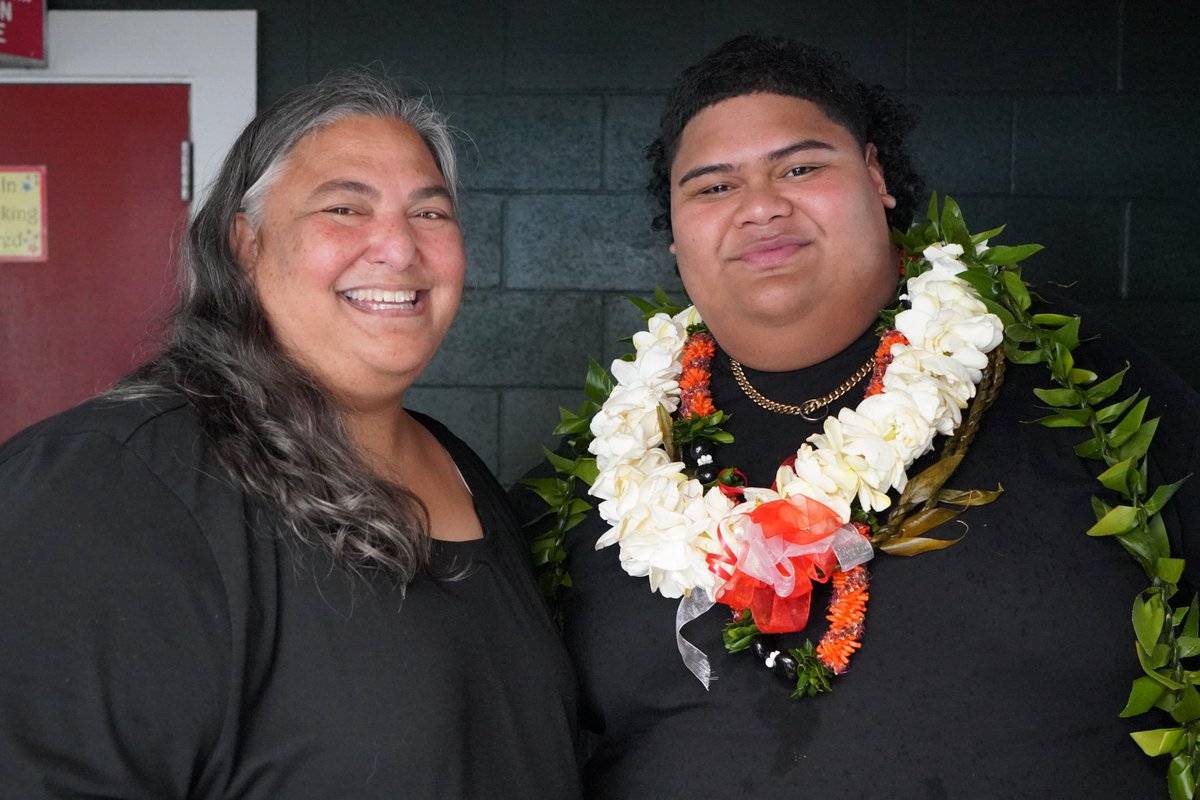 HIDOE808's tweet photo. From the @AmericanIdol Top3 to the halls of Kahuku Elementary, Iam Tongi returns to his roots, reliving his ukulele beginnings with former teacher, Alison Faleolo. Reminding us all of humble beginnings and the lasting impact of great teachers. All of HIDOE is cheering you on! 🤙🏽 https://t.co/BuMsFVDtfg