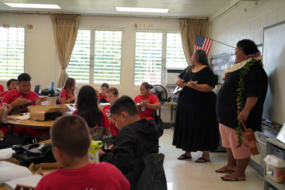HIDOE808's tweet photo. From the @AmericanIdol Top3 to the halls of Kahuku Elementary, Iam Tongi returns to his roots, reliving his ukulele beginnings with former teacher, Alison Faleolo. Reminding us all of humble beginnings and the lasting impact of great teachers. All of HIDOE is cheering you on! 🤙🏽 https://t.co/BuMsFVDtfg