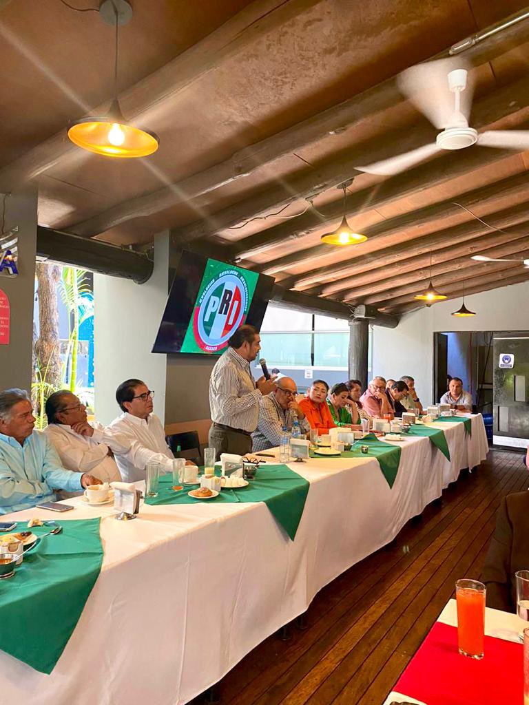 Alejandro Avilés Álvarez (@_avilesalvarez) on Twitter photo Hoy tuvimos una gran reunión con Ex-diputados locales del #PRI, con la dirigencia de mi #Partido <a href="/PRIOaxaca_/">PRI Oaxaca</a> <a href="/JavierVillacana/">Javier Villacaña</a> y <a href="/lizconcha/">Liz Concha</a> Hoy tuvimos una gran reunión con Ex-diputados locales del #PRI, con la dirigencia de mi #Partido <a href="/PRIOaxaca_/">PRI Oaxaca</a> <a href="/JavierVillacana/">Javier Villacaña</a> y <a href="/lizconcha/">Liz Concha</a>