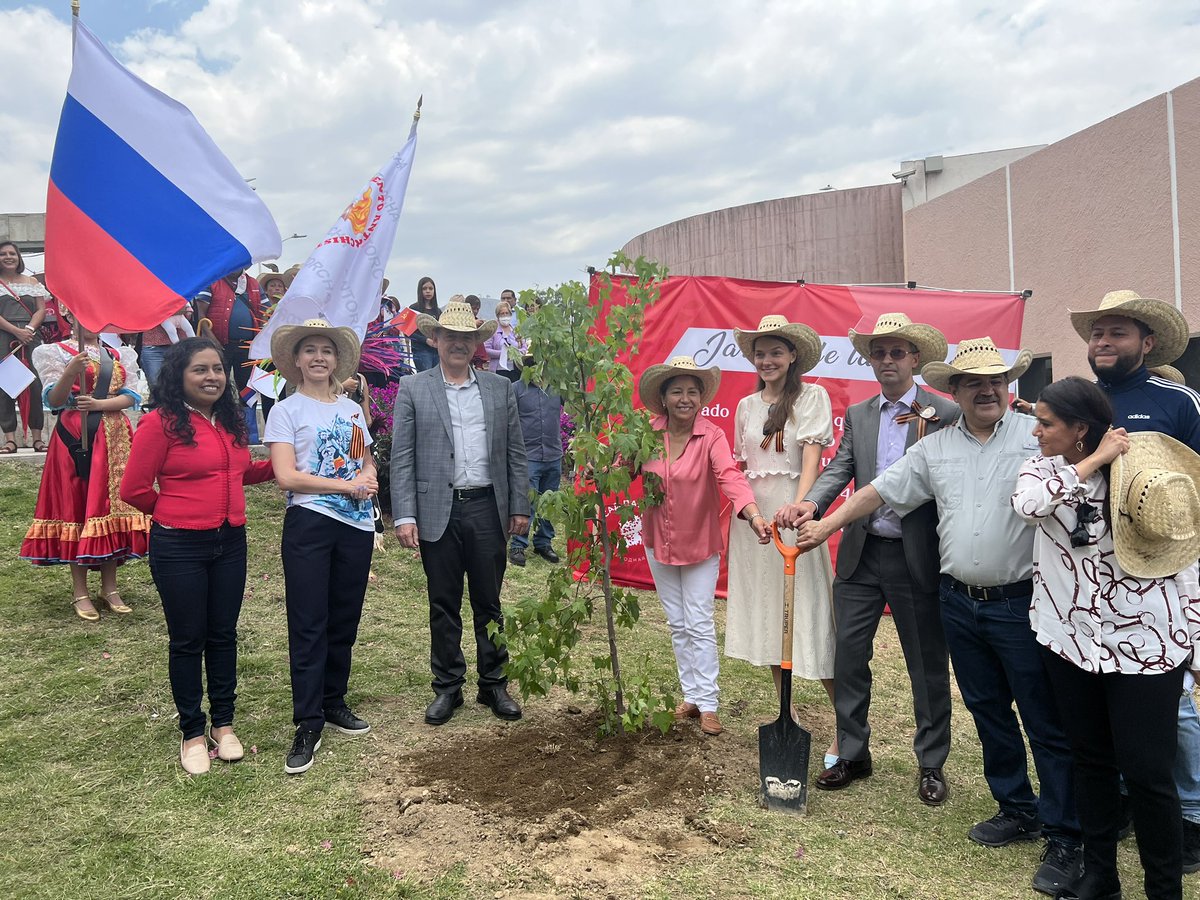 EmbRusiaMexico's tweet photo. 🇲🇽 🇷🇺La Acción internacional "Jardín de la memoria" se llevó a cabo en México con motivo de la celebración del día de la Victoria. 

Hoy, en el territorio del @AntorchaOficial, con el apoyo de Casa rusa en la Ciudad de México y la Embajada de Rusia en México, así como con la asistencia de representantes del movimiento "Voluntarios de la Victoria", se plantaron tres árboles en memoria de los muertos durante la Gran Guerra Patria.

🕯️Hoy hemos plantado no solo árboles, sino un símbolo de la memoria en una tierra mexicana amistosa para nosotros. 

❤️ Estos árboles crecerán y prosperarán, al igual que nuestra relación con México, y nos recordarán a aquellos que sacrificaron sus vidas por nuestra libertad y que debemos hacer todo lo posible para preservarla.

Gracias a nuestros amigos mexicanos por esta oportunidad.

📎 https://t.co/bFdCqLTWNP