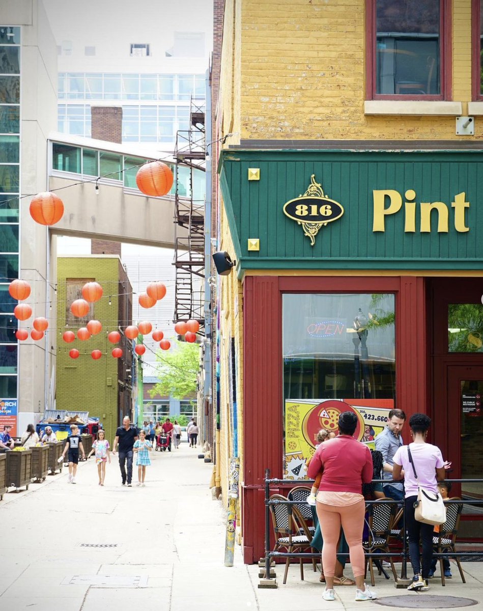 TriCoreLogic's tweet image. Grab some pizza from 816 Pint &amp;amp; Slice and enjoy TriCore’s Porch Off Calhoun! #DTFW