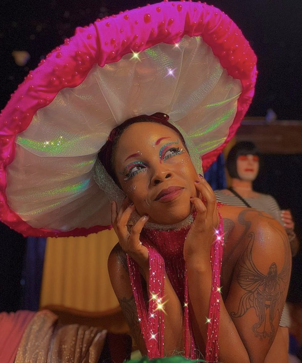 THURSDAY! The Feline Femme Fatale themself La Reina returns to the cast of Chaotic Good Time: About Last Night in 2 brand new roles! You decide what happens in this burlesque &amp; variety select-your-own-adventure show! Don't miss out on the adventure!
🎟️ buff.ly/2WdfXpx