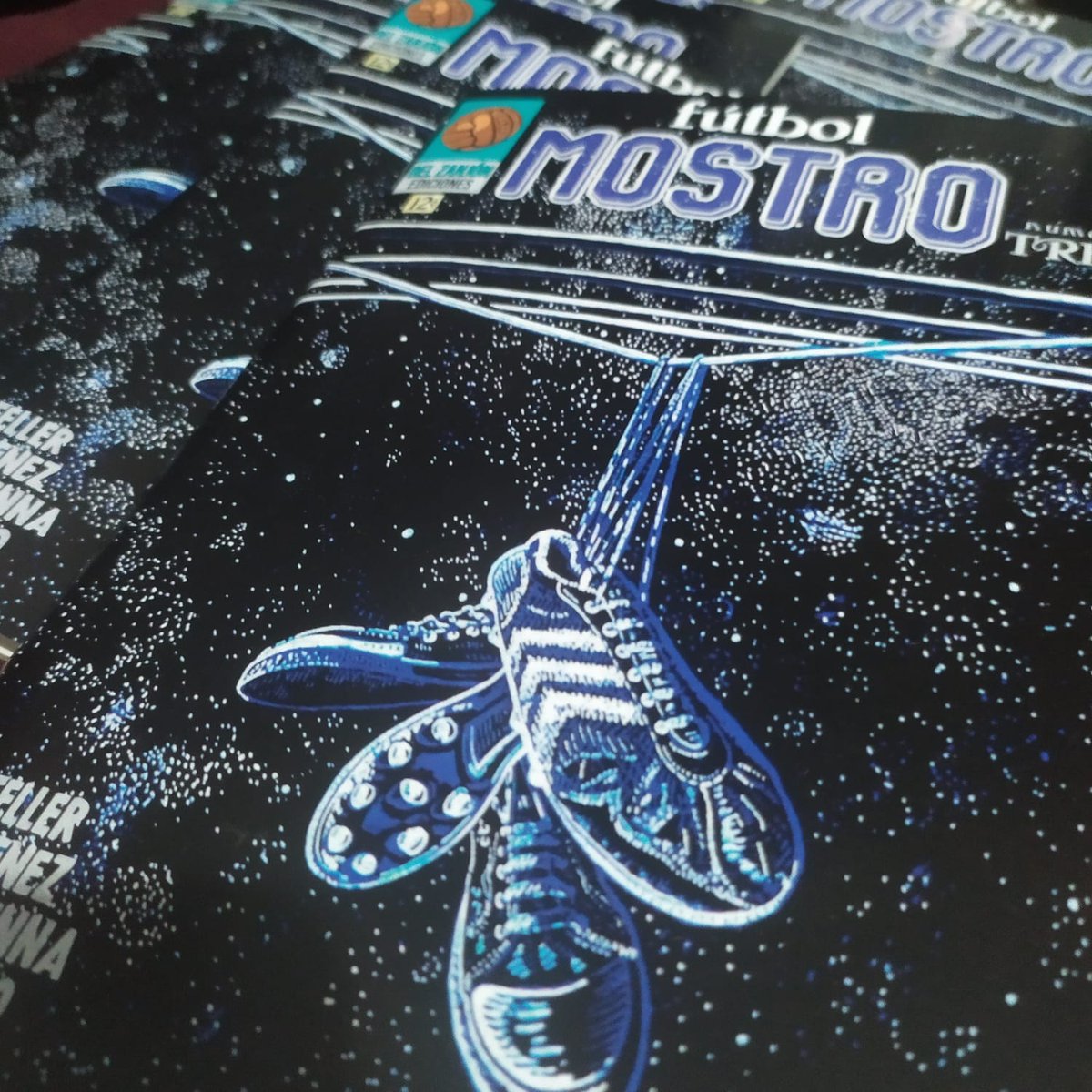 DosDeriva's tweet photo. Chegaram hoje a primeira tiragem da fanzine Futbol Mostro 3! Belo trabalho da gráfica Letras e Versos. O lançamento da fanzine está marcado para o dia 27 de maio durante o evento Collab FC na cervejaria Zuraffa no bairro de Pinheiros/SP. Mega expectativa. https://t.co/luH8WMq1Zd