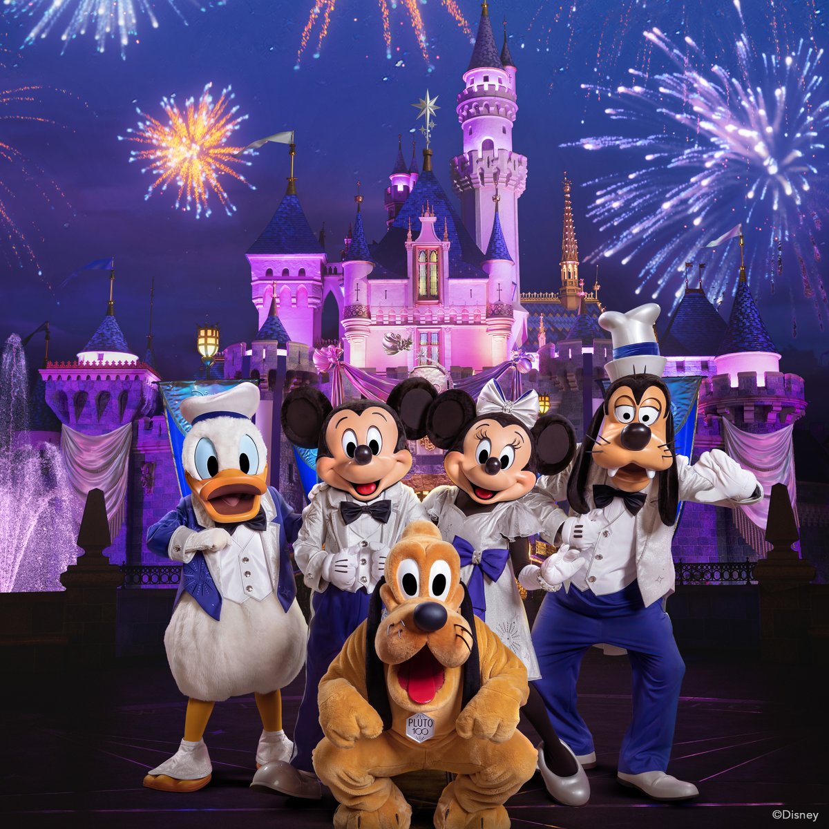 Disney's tweet photo. Mickey and his pals are dazzlingly dressed up at @Disneyland Resort! 🤩 Which of their sharp new #Disney100 outfits is your favorite?

See more: https://t.co/aZvu1rMp51 https://t.co/QoTkQP9qTt