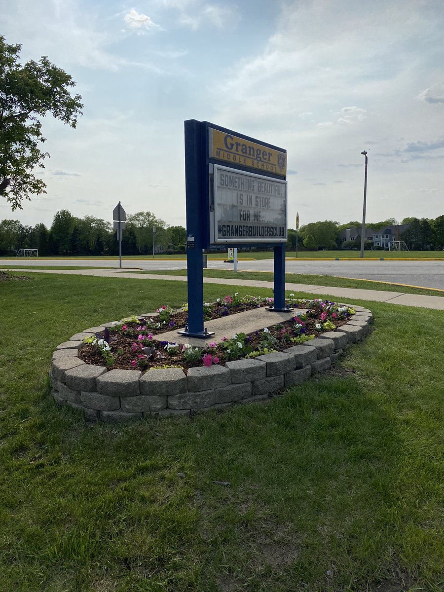 GrangerSign's tweet photo. I got to hang out with Mrs. Szott and members of her Builders Club after school today. They learned how to use many garden tools, planted flowers and spread mulch. Thanks for making me look beautiful! ❤️ #community @GrangerIPSD204 @GrangerPTA @ipsd204 @Kiwanis @HomeDepot https://t.co/DHPQTUJJgT