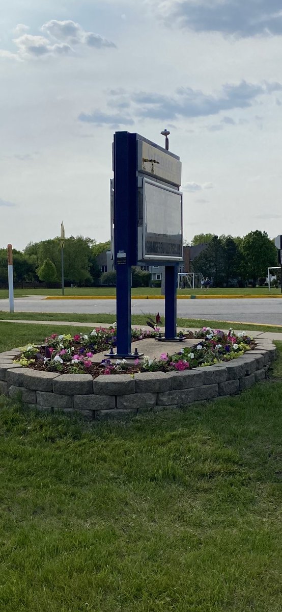 GrangerSign's tweet photo. I got to hang out with Mrs. Szott and members of her Builders Club after school today. They learned how to use many garden tools, planted flowers and spread mulch. Thanks for making me look beautiful! ❤️ #community @GrangerIPSD204 @GrangerPTA @ipsd204 @Kiwanis @HomeDepot https://t.co/DHPQTUJJgT