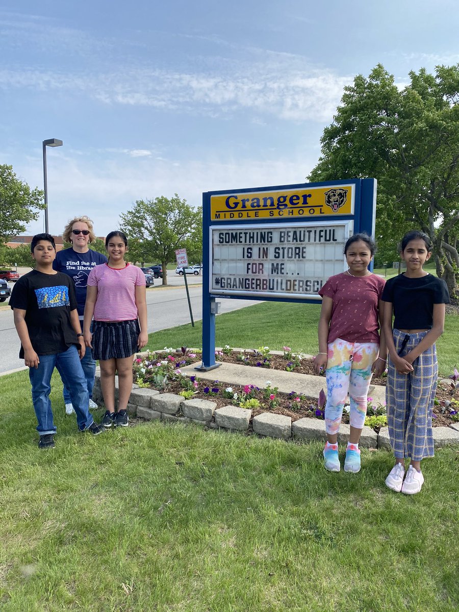 GrangerSign's tweet photo. I got to hang out with Mrs. Szott and members of her Builders Club after school today. They learned how to use many garden tools, planted flowers and spread mulch. Thanks for making me look beautiful! ❤️ #community @GrangerIPSD204 @GrangerPTA @ipsd204 @Kiwanis @HomeDepot https://t.co/DHPQTUJJgT