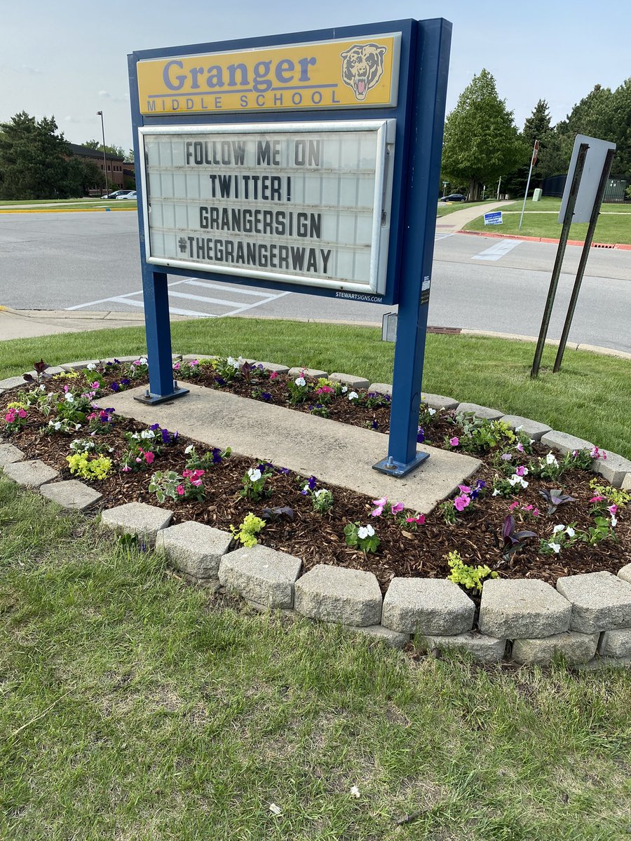 GrangerSign's tweet photo. I got to hang out with Mrs. Szott and members of her Builders Club after school today. They learned how to use many garden tools, planted flowers and spread mulch. Thanks for making me look beautiful! ❤️ #community @GrangerIPSD204 @GrangerPTA @ipsd204 @Kiwanis @HomeDepot https://t.co/DHPQTUJJgT