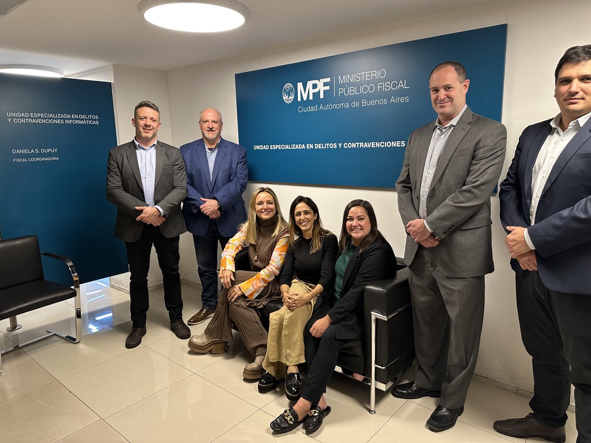 La semana pasada nos visitaron en la UFEDyCI representantes de Meta y de National Center for Missing Children y, junto a Ariela Boruchowicz y Fernando Dedovich presentamos nuestro Annual Report como feedback de los reportes recibidos. Creo q nos sacamos un 💯😀