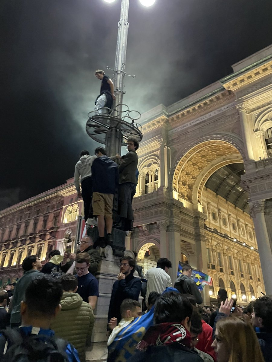 barella_burner's tweet photo. FINALLLEEEEE!!! ⚫️🔵⚫️🔵 One of the best nights of my life, FORZA 🖤💙 https://t.co/l8le63QMOD