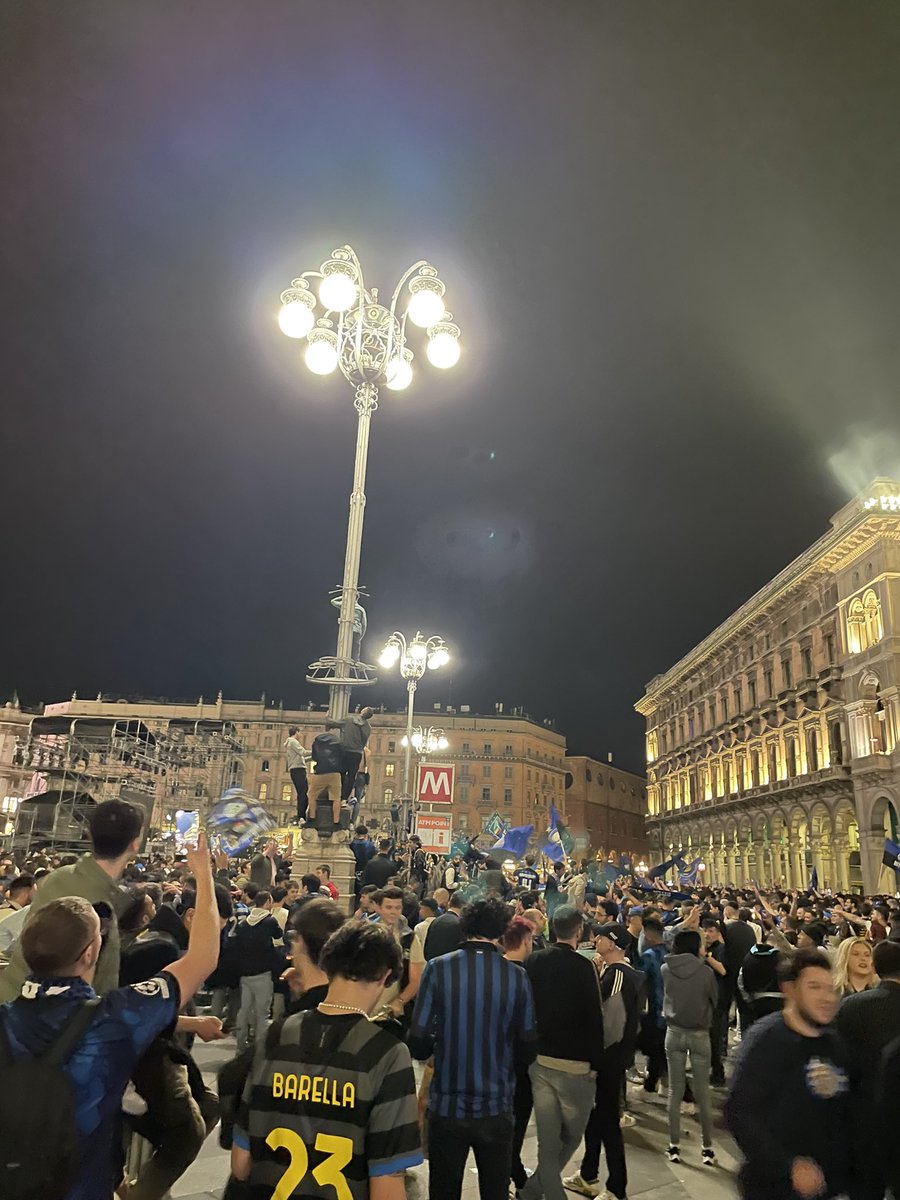 barella_burner's tweet photo. FINALLLEEEEE!!! ⚫️🔵⚫️🔵 One of the best nights of my life, FORZA 🖤💙 https://t.co/l8le63QMOD
