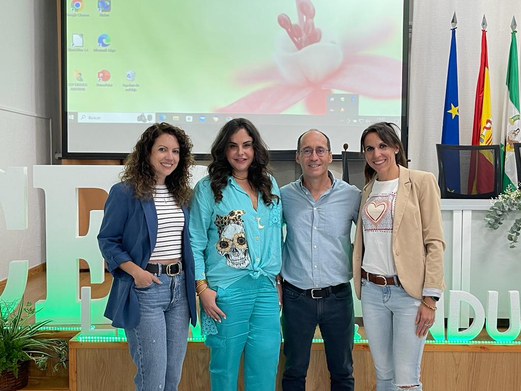 Bgontrv's tweet photo. Curso presencial "Comunidades de Aprendizaje". Referente para un sistema educativo inclusivo.
💙 Conferencia: Cómo se construye una Comunidad de Aprendizaje. Gracias al @CepLinares, a @cristinaaznar y a todos/as los asistentes por esta fantástica experiencia. Y a @OnetoDiego https://t.co/lXe4ZUzlrK