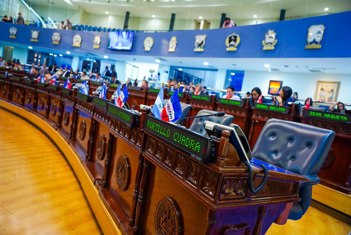 ECastroES's tweet photo. En estos momentos, justo a las 5:31 pm, solo dos diputados de ARENA se han presentado al Salón Azul. 

¡Cínicos! Vengan a explicarle a la familia del agente de la PNC asesinado que el régimen de excepción no es necesario. https://t.co/WRYYEN1wIQ