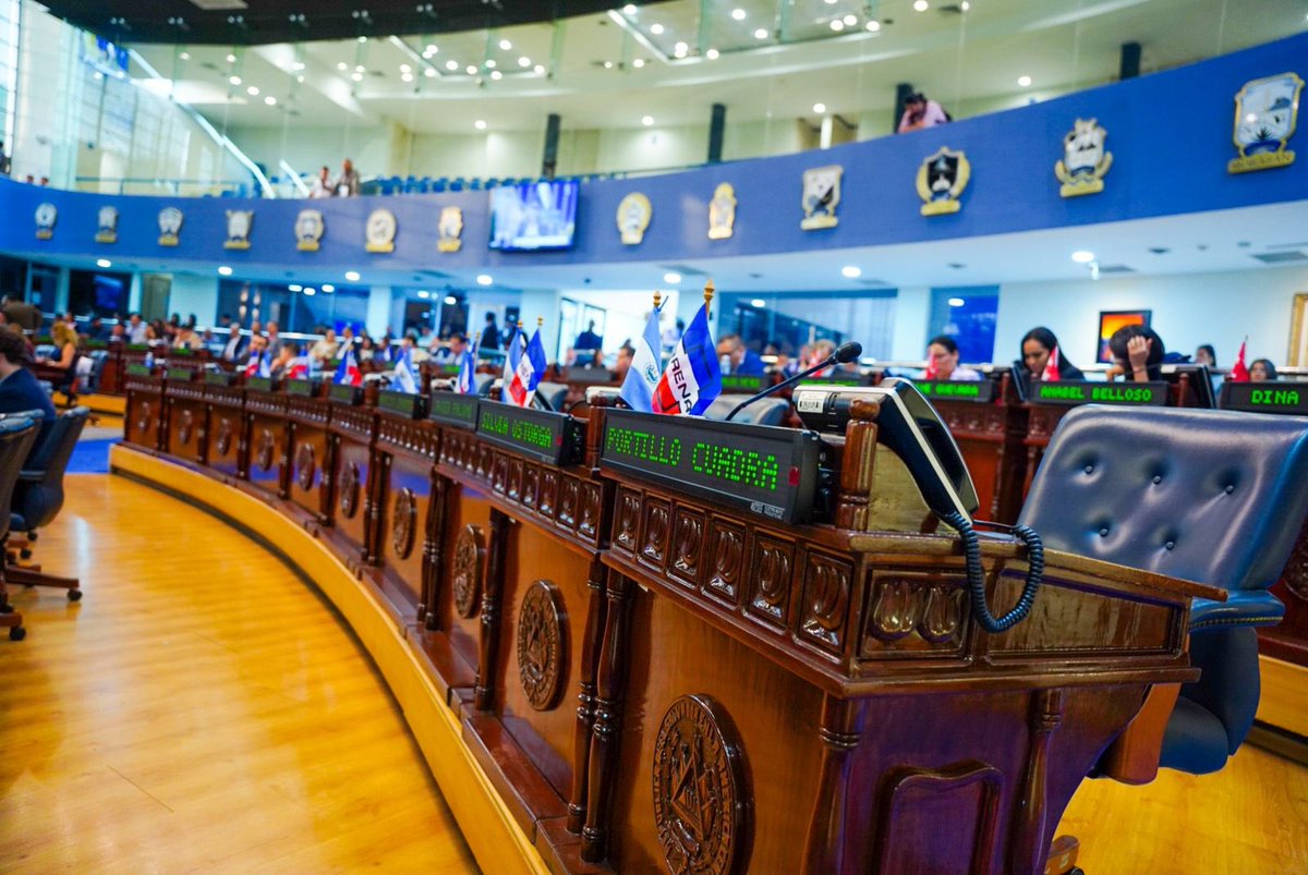 ECastroES's tweet photo. En estos momentos, justo a las 5:31 pm, solo dos diputados de ARENA se han presentado al Salón Azul. 

¡Cínicos! Vengan a explicarle a la familia del agente de la PNC asesinado que el régimen de excepción no es necesario. https://t.co/WRYYEN1wIQ