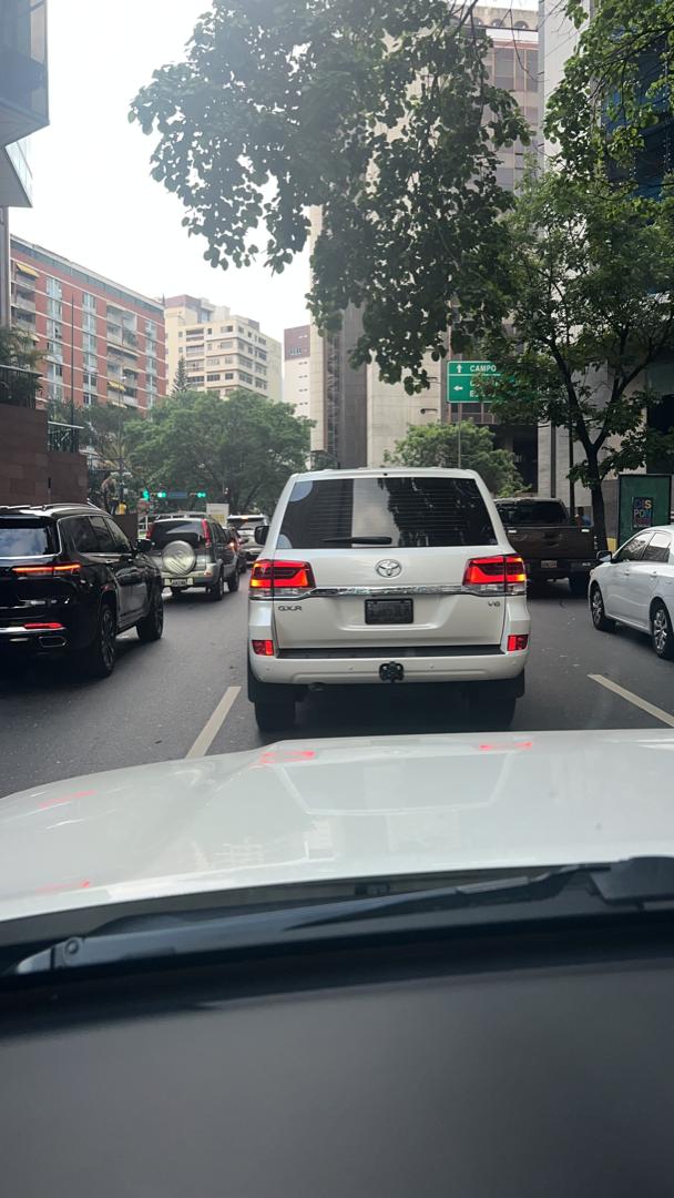 PolisucreOficia's tweet photo. Se le recuerda a los conductores que hacen uso de porta placas que ocultan o dificultan la identificación correspondiente, tal acción está sancionado por la Ley de Tránsito Terrestre. Funcionarios policiales podrán exigir su remocion inmediata y emitir la sanción administrativa. https://t.co/PzgjEBhuGZ