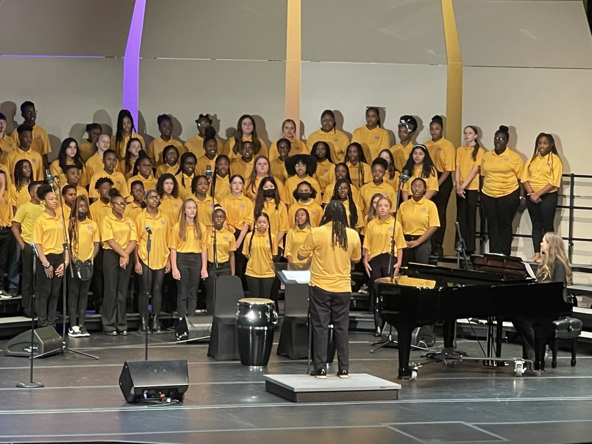 drwilliams08's tweet photo. The @HMS_HCS Chorus concert was amazing! Loved the song selections and solos. Excellent job Mr. Smith and the HMS Chorus! #hamptonspirit #hamptonpride @DrBEducates https://t.co/ICYD5kg8sv