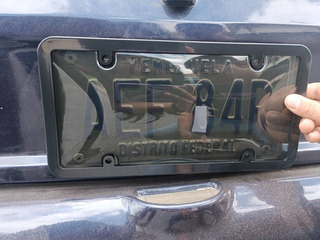 PolisucreOficia's tweet photo. Se le recuerda a los conductores que hacen uso de porta placas que ocultan o dificultan la identificación correspondiente, tal acción está sancionado por la Ley de Tránsito Terrestre. Funcionarios policiales podrán exigir su remocion inmediata y emitir la sanción administrativa. https://t.co/PzgjEBhuGZ