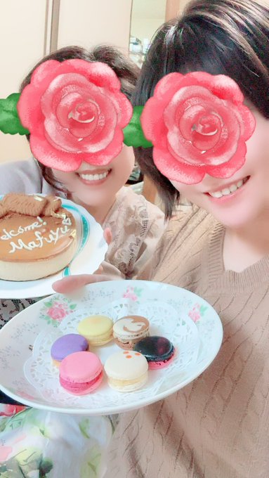 遂ににゃんにゃんと逢えました♡いっぱいおもてなししてくれて大感動♡マカロンがね、凄いんだよプロの仕事！丁寧で繊細なサクサクのマカロンに口溶け最高のガナッシュ、一つ一つが違うフレーバーで中に入っているドライフルーツが食感と風味をアップさせてる