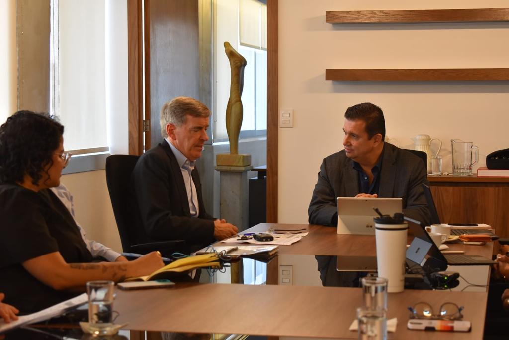 UK in Mexico🇬🇧🇲🇽 (@ukinmexico) on Twitter photo El ministro <a href="/DavidRutley/">David Rutley</a> se reunió con <a href="/SedecoJalisco/">SEDECO JALISCO</a> y escuchó sobre la fuerte relación comercial que existe entre Reino Unido y Jalisco.
Seguiremos trabajando de la mano para incrementar la inversión e intercambio de experiencia 🇬🇧🇲🇽. ¡Gracias por recibirnos hoy! El ministro <a href="/DavidRutley/">David Rutley</a> se reunió con <a href="/SedecoJalisco/">SEDECO JALISCO</a> y escuchó sobre la fuerte relación comercial que existe entre Reino Unido y Jalisco.
Seguiremos trabajando de la mano para incrementar la inversión e intercambio de experiencia 🇬🇧🇲🇽. ¡Gracias por recibirnos hoy!