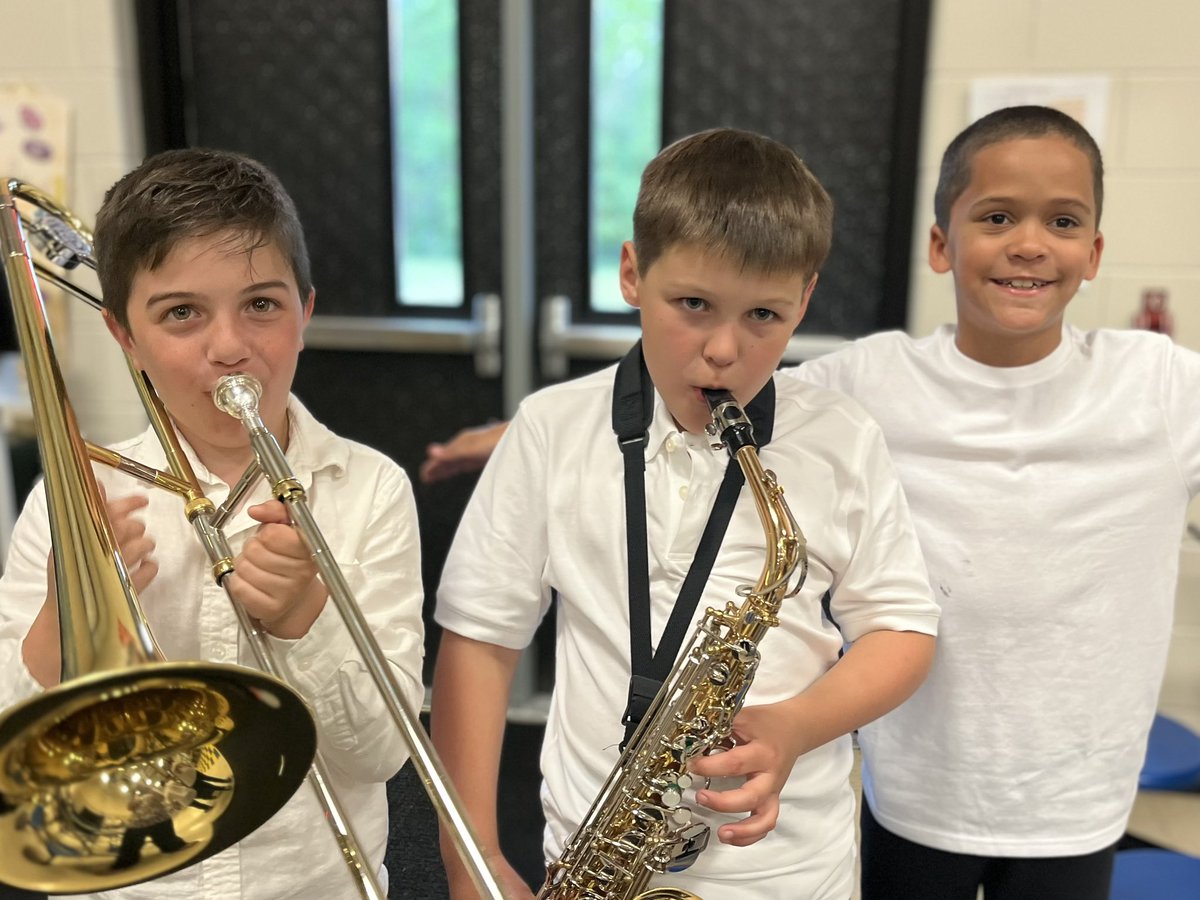 Ms_AnnMarieM's tweet photo. Spring Concert for 4 &amp; 5 graders from all three Manchester Elementary Schools. Thank you Ms. Drew for your early mornings and hard work. Together these kids put on a great performance 🎶 https://t.co/xhEDGjwEma